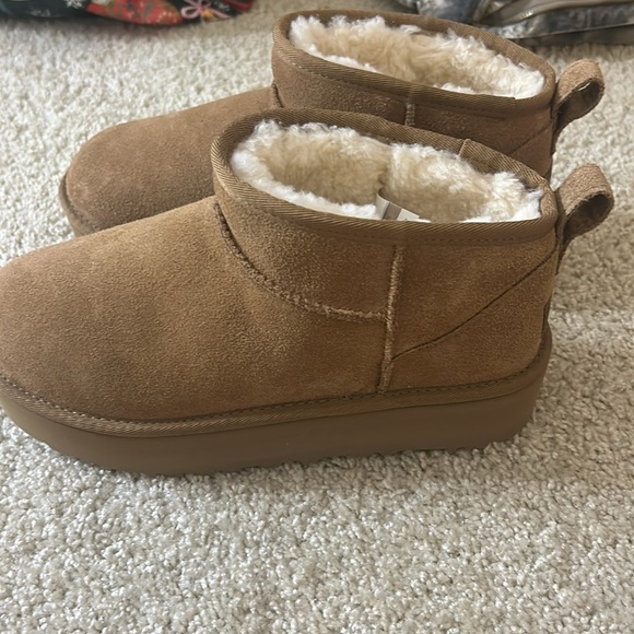 Mini UGG, kids 6 but fits a women’s 8 - Picture 4 of 5